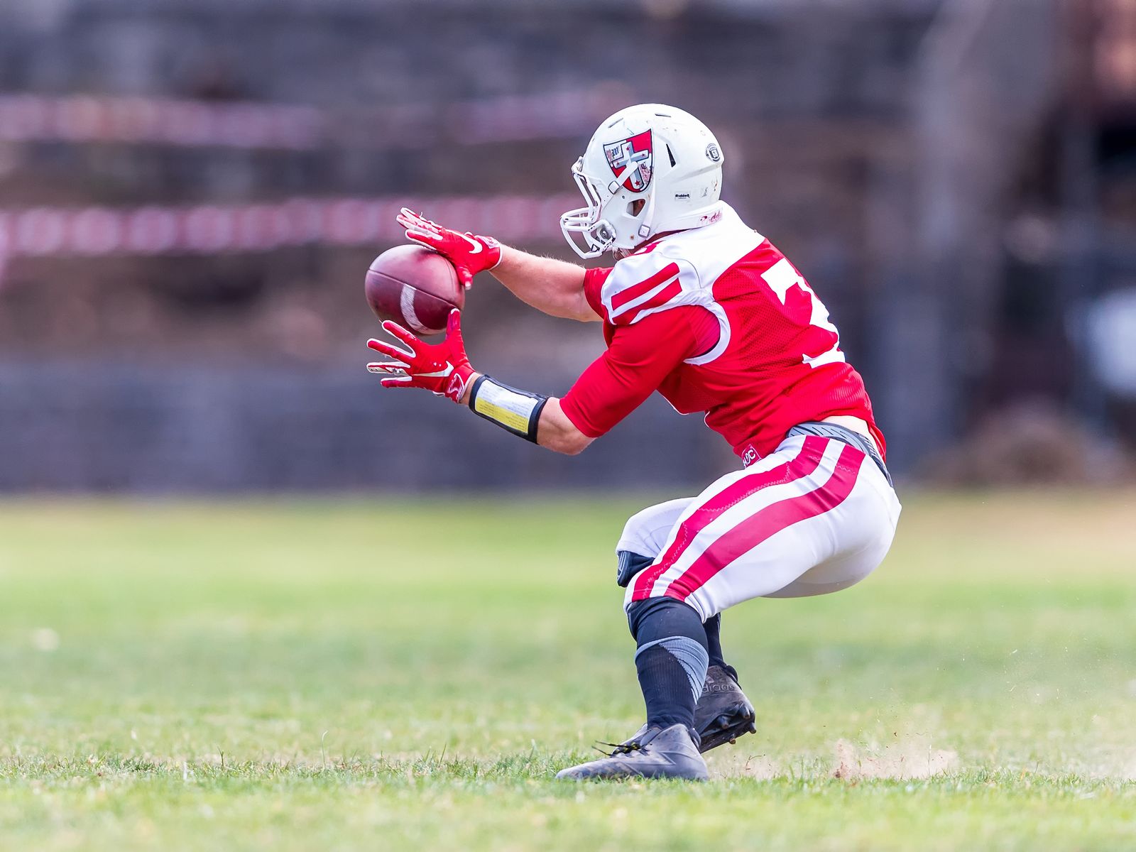 Football player catching the ball